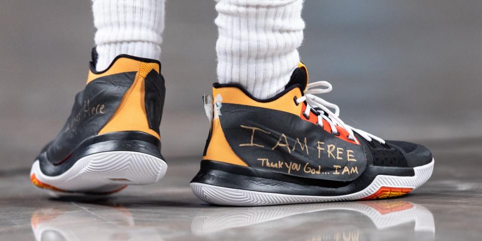 Kyrie Irving wears shoes with "I am free, thank you God I am" during a game.