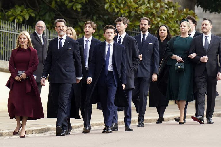 Pavlos, príncipe Heredero de Grecia y príncipe de Dinamarca, y Marie-Chantal, princesa heredera de Grecia y princesa de Dinamarca, al frente de su comitiva familiar