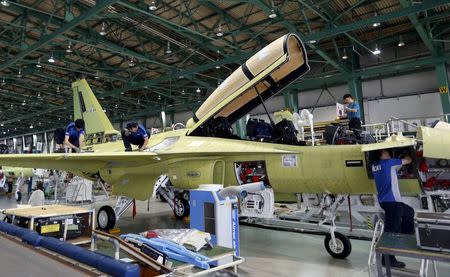 Engineers assemble an FA-50, South Korea's first home-built light fighter, at an assembly plant of the Korea Aerospace Industries (KAI) in Sacheon in this August 14, 2013 file photo. REUTERS/Lee Jae-Won/Files