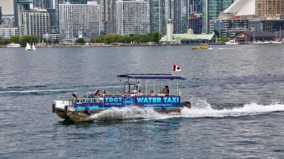 Taxi acuático recorre el lago Ontario en Toronto, Ontario, Canadá#.