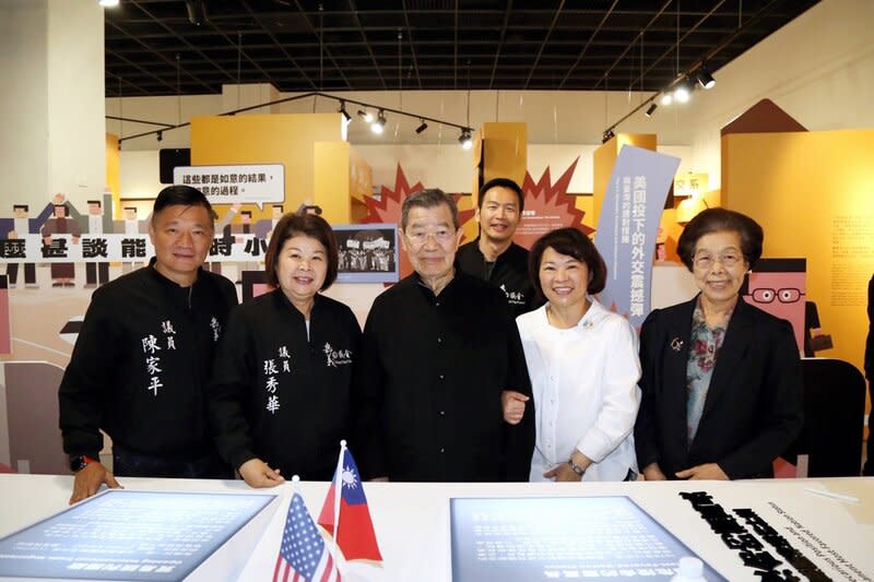 微笑老蕭人物特展開幕  黃敏惠、張博雅出席 嘉義市立博物館26日推出「前線的微笑老蕭」蕭萬長 人物特展，前副總統蕭萬長（左3）、嘉義市長黃敏 惠（右2）、前監察院長張博雅（右）等人出席。 中央社記者黃國芳攝  113年1月26日 