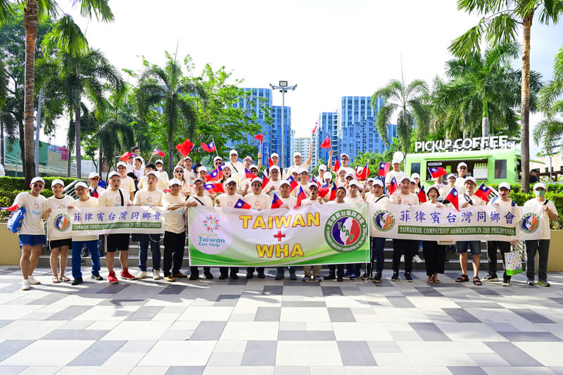 旅菲鄉親馬尼拉集會呼口號  挺台參與WHA 逾百名旅菲台灣人11日在馬尼拉都會區一處商場集會 繞行，爭取菲律賓民眾支持台灣參與WHA。參與民眾 合影並高呼口號，為台灣發聲。 中央社特約記者Edward Bungubung攝  113年5月11日 