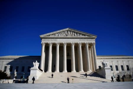 FILE PHOTO: Police officers stand in front of the U.S. Supreme Court in Washington, DC, U.S., January 19, 2018. REUTERS/Eric Thayer/File Photo