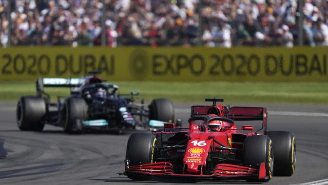 Ketika balapan kembali dilanjutkan Charles Leclerc langsung melesat. Pembalap Ferrari itu berada di posisi terdepan, disusul Lewis Hamilton dan Valtteri Bottas. Leclerc terus memimpin hingga memasuki pertengahan balapan. (Foto: AP/Jon Super)