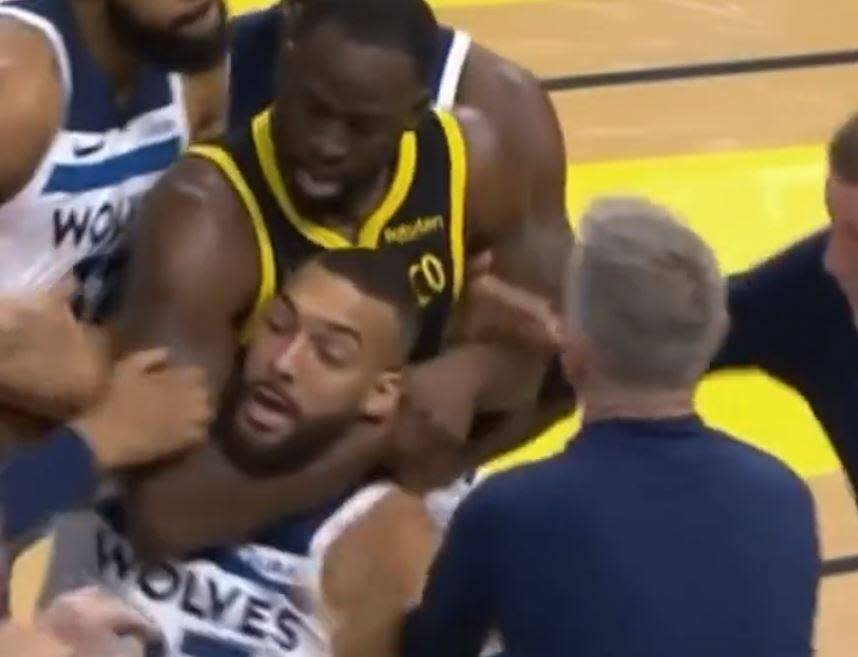 Rudy Gobert étranglé par Draymond Green lors du match NBA Golden State Warriors-Minnesota Timberwolves, le 14 novembre 2023.