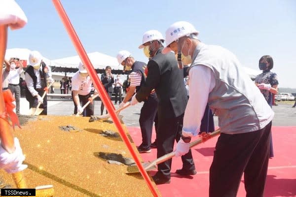 福祿壽生命藝術園區第二期工程「鳳凰藝術園區」由苗栗縣長徐耀昌（右一）等來賓共同主持動土儀式。（記者江乾松攝）