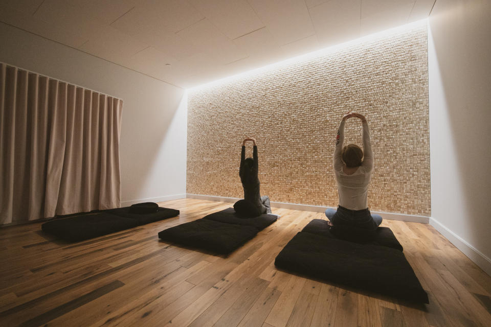 Empleados hacían estiramientos en una sala de meditación en la sede de Nuts.com en Jersey City, Nueva Jersey, el 17 de febrero de 2020. (Jeenah Moon / The New York Times)