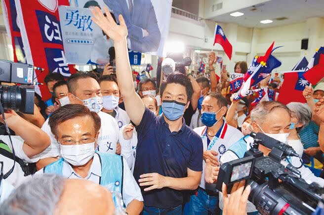 國民黨台北市長參選人蔣萬安（中）大酸林智堅引發的爭議，是民進黨的「智齒」已經急性發炎，身為牙醫師的陳時中是否認為應該趕快拔除？（本報資料照片）