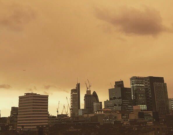 El cielo de Londres, amarillo