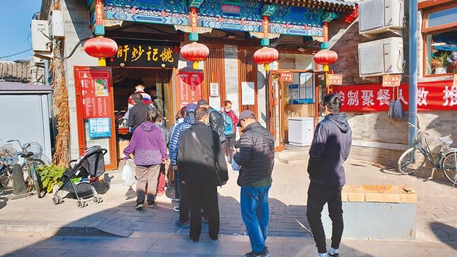 拜登2012年曾拜訪過的北京「姚記炒肝」，這兩天門庭若市，許多市民和觀光客來朝聖。（藍孝威攝）