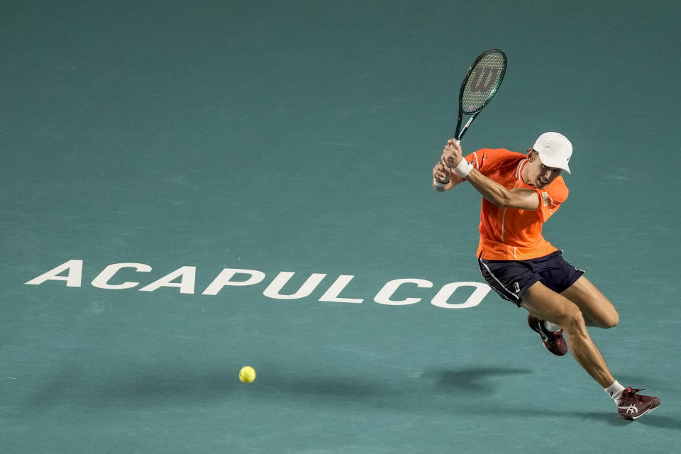 Alex de Minaur of Australia plays a backhand return to Casper Ruud of Norway during their final match of the Mexican Open tennis tournament in Acapulco, Mexico, Saturday, March 2, 2024. (AP Photo/Eduardo Verdugo)