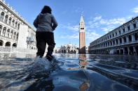 Dopo un solo giorno di tregua, Venezia è di nuovo in ginocchio. La marea è cresciuta velocemente, più del previsto. I forti venti hanno peggiorato una situazione già drammatica. Allagato il 70% del centro storico. I mezzi di trasporto pubblici sono stati sospesi e le scuole chiuse per il terzo giorno. (REUTERS/Flavio Lo Scalzo)