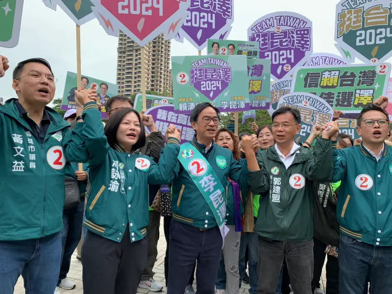 ▲立委李昆澤在選區議員及支持者的陪同下高呼「2號李昆澤凍蒜」。(圖／立委李昆澤競選辦公室提供)