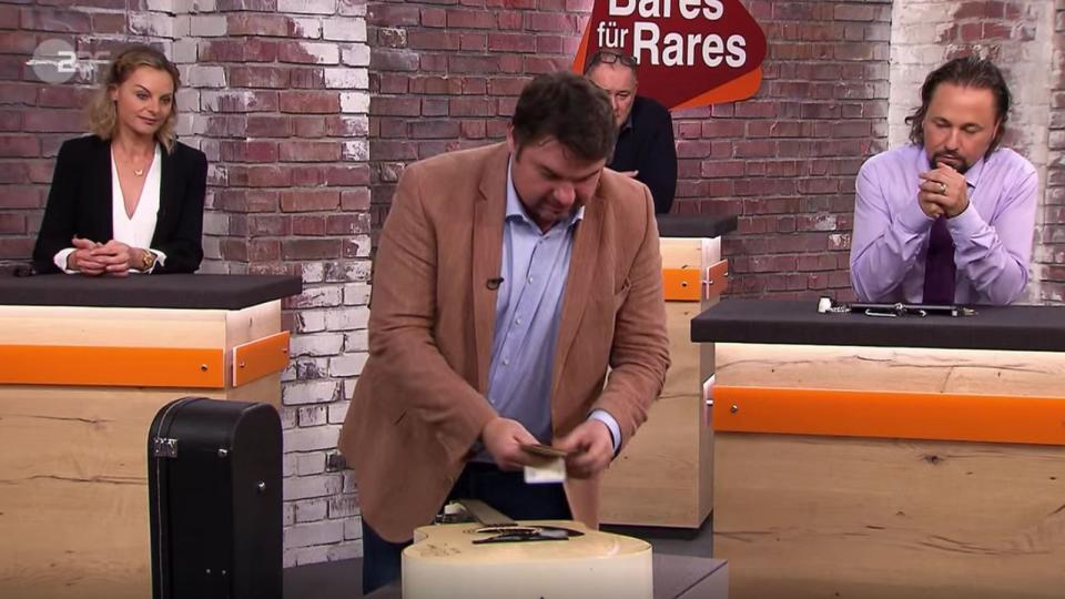 Außer Daniel Meyer hatte keiner der Händler so richtig Interesse, deshalb bekam er die Gitarre für 450 Euro. (Bild: ZDF)