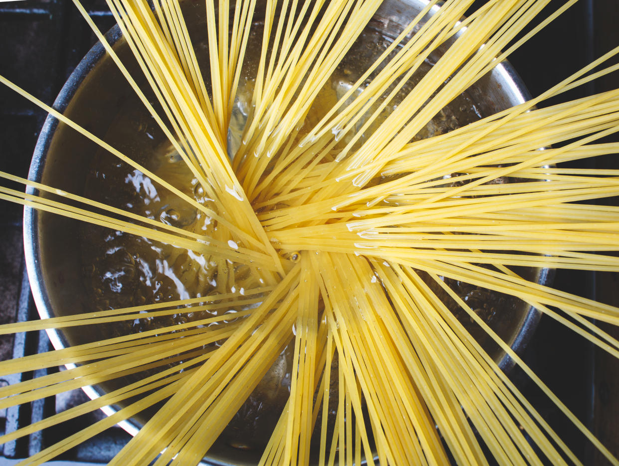 Agregar aceite a la cocción de la pasta no ayudaría a que no se pegue. Foto: Getty Images