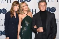 <p>Sylvester Stallone avec sa femme Jennifer Flavin et sa fille Sistine Stallone à la première du documentaire HBO "Very Ralph" à Los Angeles le 11 novembre 2019. </p>