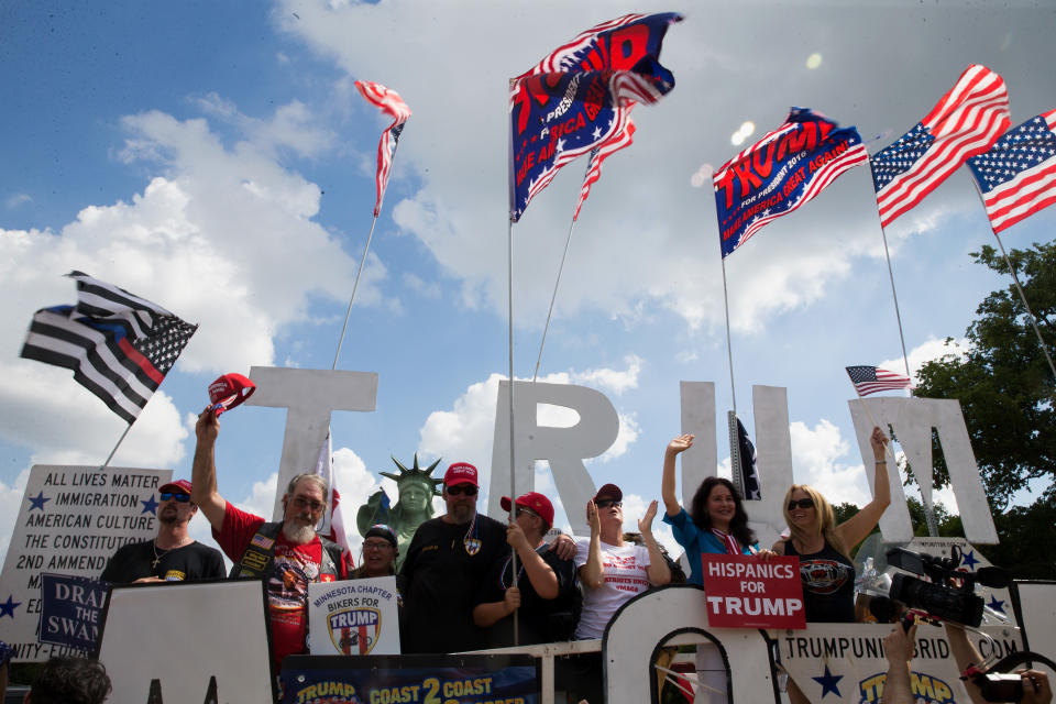 <p>Pro-Trump supporters rally on the National mall on Sept.16, 2017 in Washington. (Photo: Tasos Katopodis/Getty Images) </p>