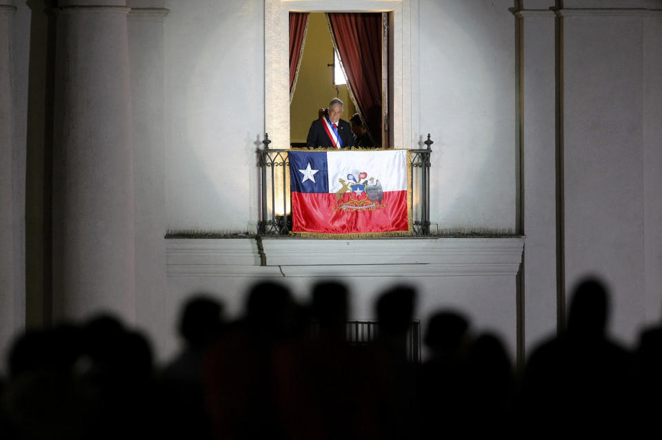 ARCHIVO - El presidente de Chile, Sebastián Piñera, se dirige a sus simpatizantes desde un balcón en su toma de posesión en el palacio presidencial de La Moneda en Santiago, el 11 de marzo de 2010. Piñera murió el 6 de febrero de 2024 en un accidente de helicóptero en Lago Ranco, Chile, según confirmó la ministra de Interior, Carolina Tohá en una intervención en televisión. (AP Foto/Max Montecinos, Archivo)