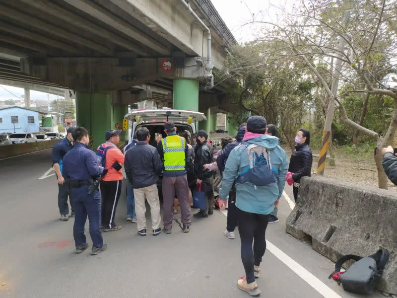 ▲苗栗縣火炎山登山步道，今（25）日上午10點半左右，一位53歲王姓男登山客，不明原因突然倒地昏迷，送醫後宣告不治。（圖／翻攝畫面）