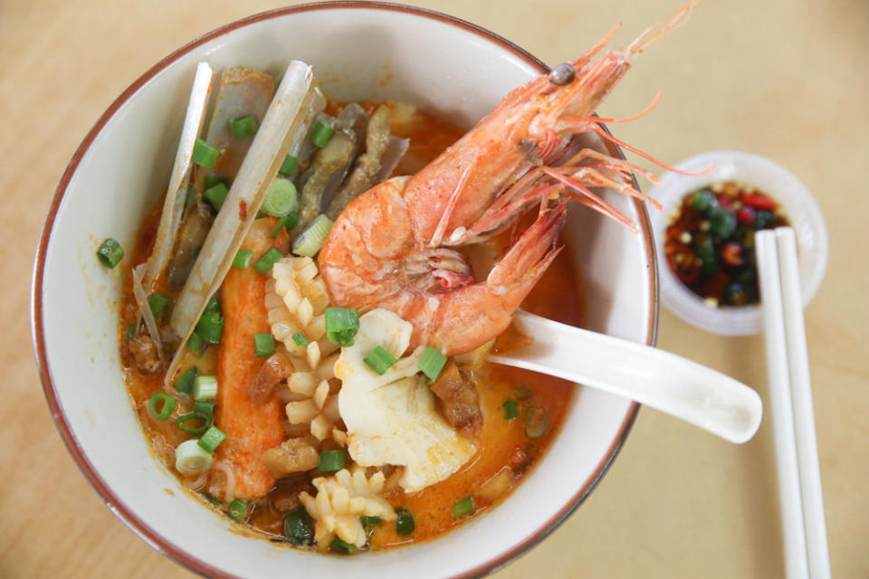 For an addictive, appetising bowl of mixed seafood noodles, try their spicy version with a fragrance of curry leaves and lemongrass.