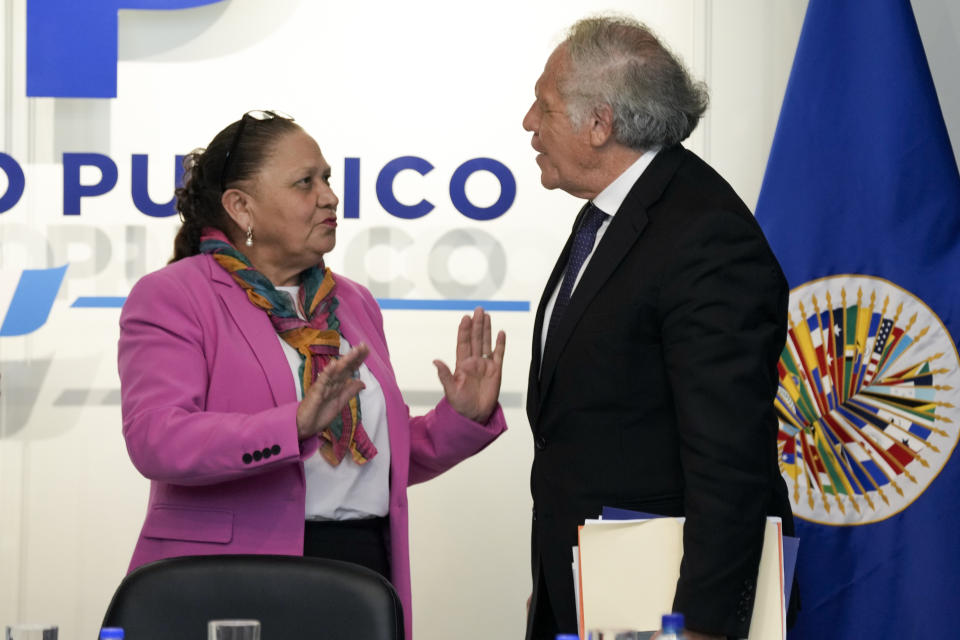 ARCHIVO - La fiscal general de Guatemala, Consuelo Porras, conversa con el secretario general de la Organización de Estados Americanos (OEA), Luis Almagro, tras un encuentro en Ciudad de Guatemala el 5 de septiembre de 2023. Los guatemaltecos ven como un intento de golpe de Estado en la arremetida de partidos perdedores y de la Fiscalía General para anular los resultados de las elecciones que ganó Bernardo Arévalo, quien fue objeto de investigaciones e iniciativas judiciales. La OEA dijo que la maniobra de la fiscalía parecían estar dirigidas a evitar que Arévalo asumiera el cargo. (AP Foto/Moisés Castillo, Archivo)