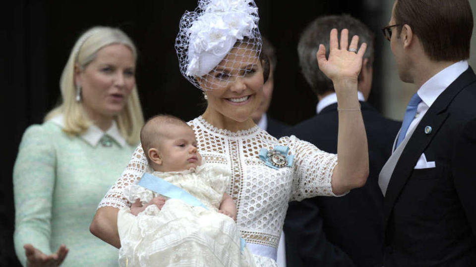 Kronprinzessin Victoria präsentiert sich stolz mit ihrem Sohn Oscar.