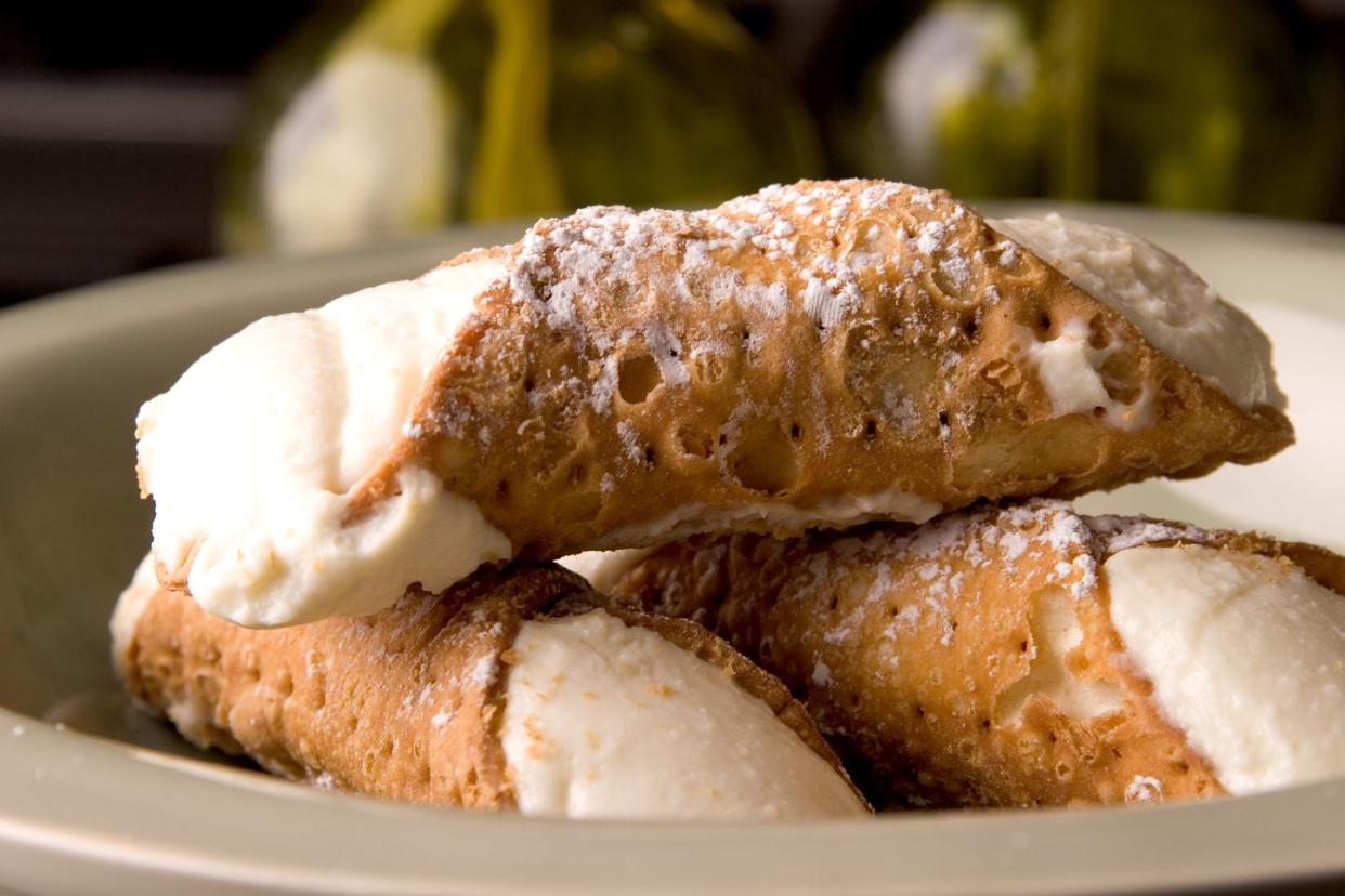 single portion of fresh, crispy cannoli desert