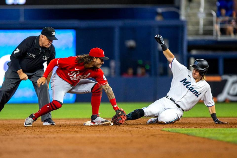 El pelotero de los Marlins Luke Williams llega quieto a segunda base en una jugada de doble matanza, en el partido celebrado el 3 de agosto de 2022 en Miami.