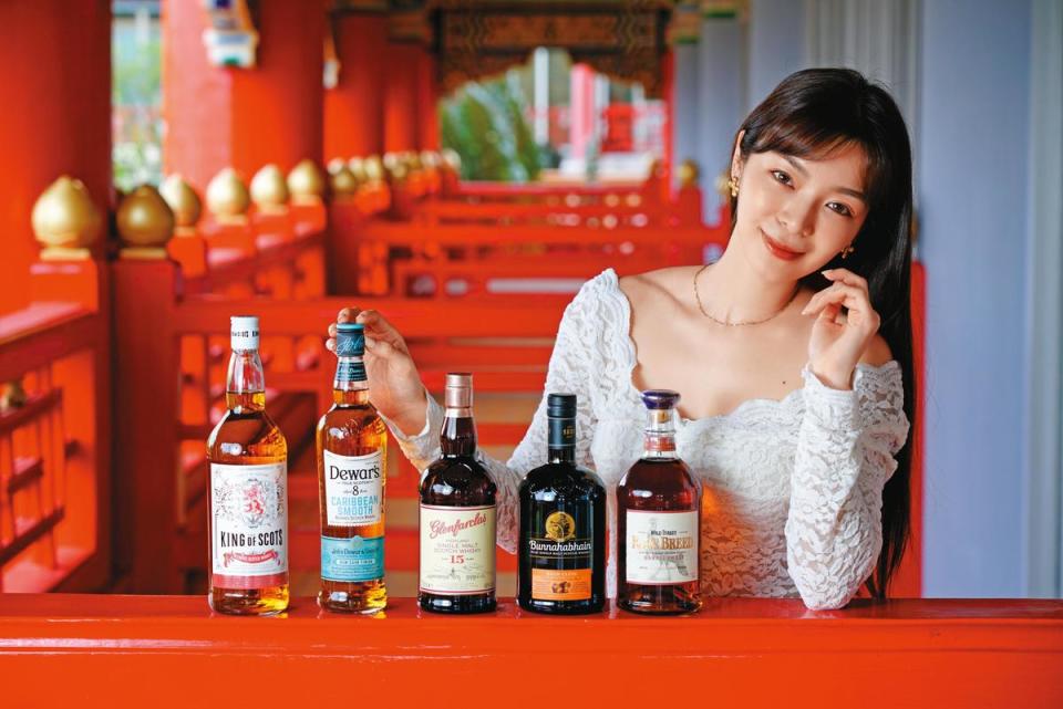 圓山紅色古典梁柱場景吸引許多網紅拍照打卡，O Whisky酒展讓老外酒友感受到滿滿中國風情。