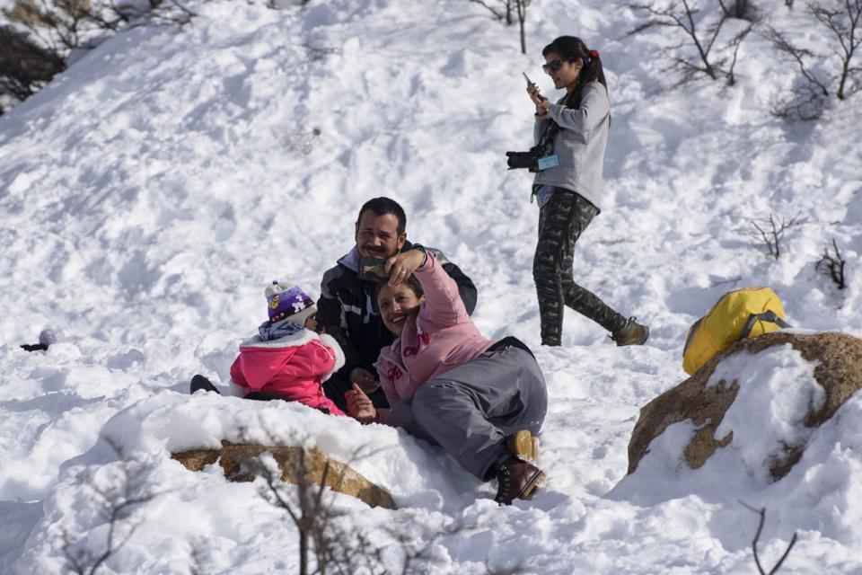 <p>Bariloche: vestida de blanco y con sol, así amaneció la ciudad y sorprendió a los turistas. (La Nación) </p>