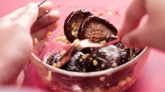 Mixing mushrooms with the marinade