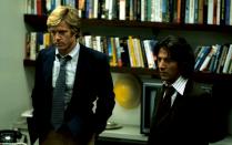 <p>Carl Bernstein und Bob Woodward waren Pioniere des investigativen Journalismus und machten den Watergate-Skandal publik. In "Die Unbestechlichen" (1976) wurde ihre Geschichte mit Robert Redford (links, Woodward) und Dustin Hoffman (Bernstein) in den Hauptrollen nacherzählt. Vier Oscars erntete der Film von Alan J. Pakula, Redford und Hoffman gingen allerdings leer aus. (Bild: Warner)</p> 