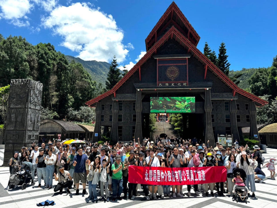 永慶房屋一年一度的員工旅遊於7月熱鬧出遊，快樂擁抱工作與生活平衡。