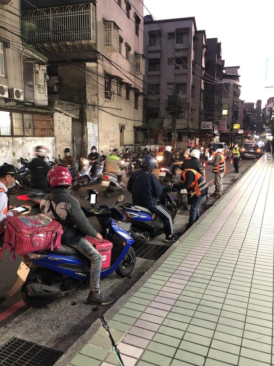 加強夜間路檢聯稽，主要目的是提升用路人之行車安全，減少交通事故肇事傷亡發生。   圖：蘆洲監理站提供