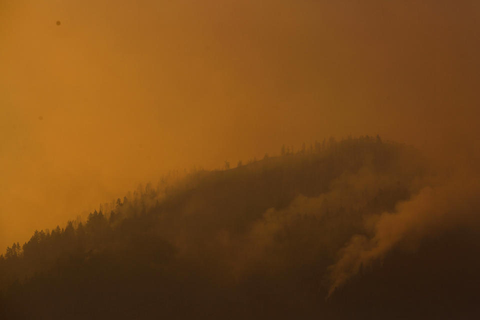 Smoke from a wildfire covers the mountainside south of Elk Ridge, Utah, on Friday, Sept. 14, 2018. (Evan Cobb/The Daily Herald via AP)