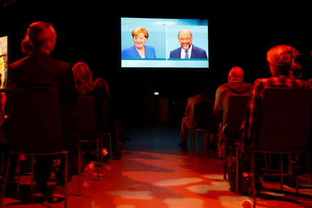 Journalists watch a TV debate between German Chancellor Angela Merkel of the Christian Democratic Union (CDU) and her challenger Germany's Social Democratic Party SPD candidate for chancellor Martin Schulz in Berlin, Germany, September 3, 2017. REUTERS/Fabrizio Bensch