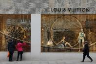 Eine Chinesin brachte es bei Louis Vuitton auf den Punkt: Warum sie keine Taschen des Labels mehr kaufe? "Louis Vuitton ist zu gewöhnlich geworden. Jeder hat eine." Inzwischen sprechen viele Damen laut "Business Insider" sogar abfällig von einer "Marke für Sekretärinnen" – und das, obwohl die Luxusmarke schon fast im "Premium Core"-Bereich zu finden ist. (Bild-Copyright: Getty Images)