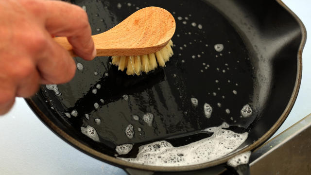 5 Mistakes You Might Be Making With Your Cast Iron Skillet - Farmers'  Almanac - Plan Your Day. Grow Your Life.