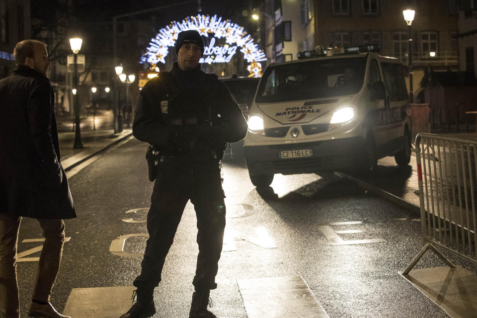 <p>Los agentes patrullan el centro de la ciudad e impiden el paso de vehículos tras el tiroteo.<br>Foto: AP Photo/Jean-Francois Badias </p>