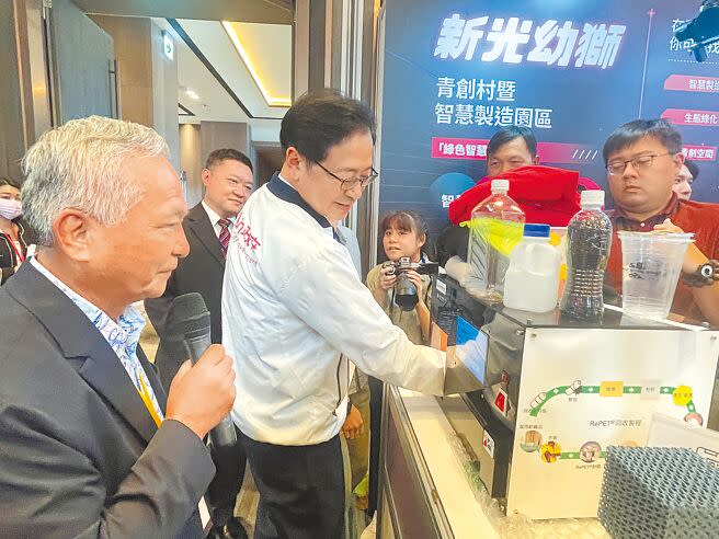 「2023 Taoyuan FuturePeak桃園青創博覽會」，市長張善政（左二）參觀青創團隊策展，讚賞有各自獨特魅力並體驗研發產品。（呂筱蟬攝）