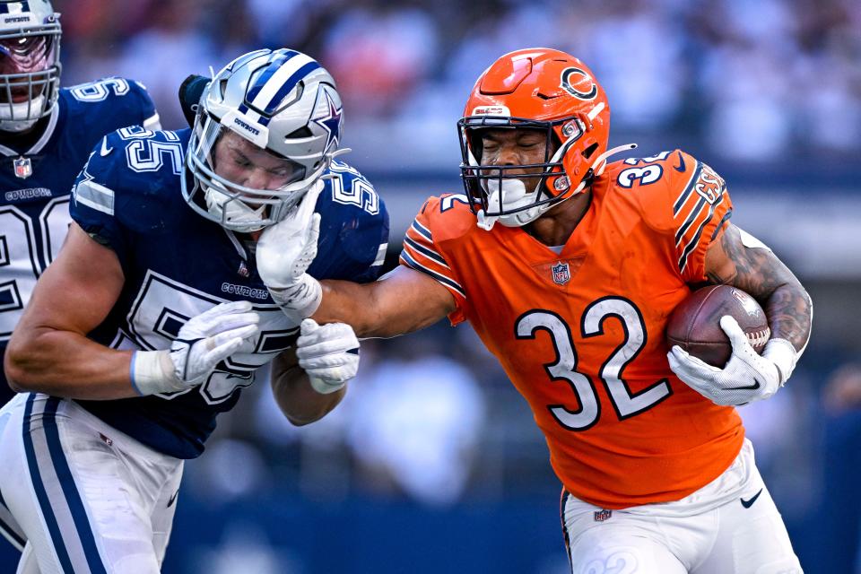 Chicago Bears running back David Montgomery (32) stiff arms Dallas Cowboys linebacker Leighton Vander Esch.