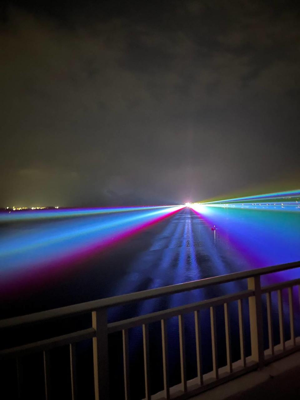 Los láseres del evento Afterlife en Virginia Key iluminaron la Bahía Biscayne y mantuvieron despiertos a los residentes locales.