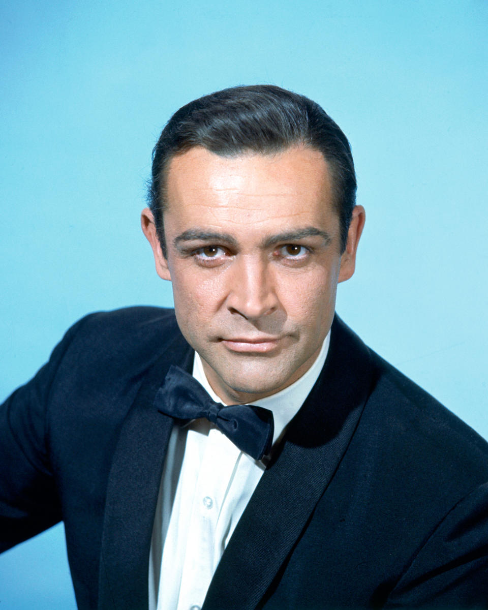Sean Connery a 31 ans lorsqu’il fait face à 600 concurrents pour le casting d’un certain James Bond. L’acteur convainc et coiffe au poteau des concurrents de la trempe de David Niven et Cary Grant. En 1962, le comédien explose dans le rôle de 007 avec James Bond contre Dr No.