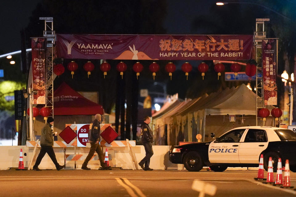 Agentes del FBI en el lugar donde ocurrió un tiroteo, el 22 de enero de 2023, en Monterey Park, California. (Foto AP/Jae C. Hong)