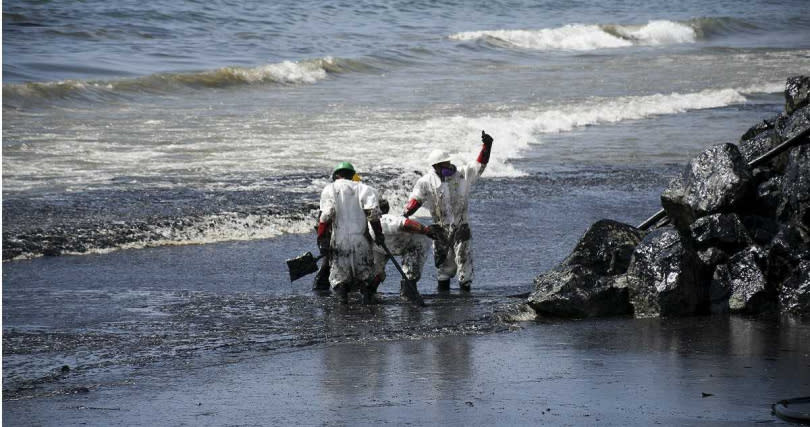 加勒比海島國千里達及托巴哥，面臨不明船隻翻覆後的漏油危機，國家進入緊急狀態。（示意圖／達志／美聯社）
