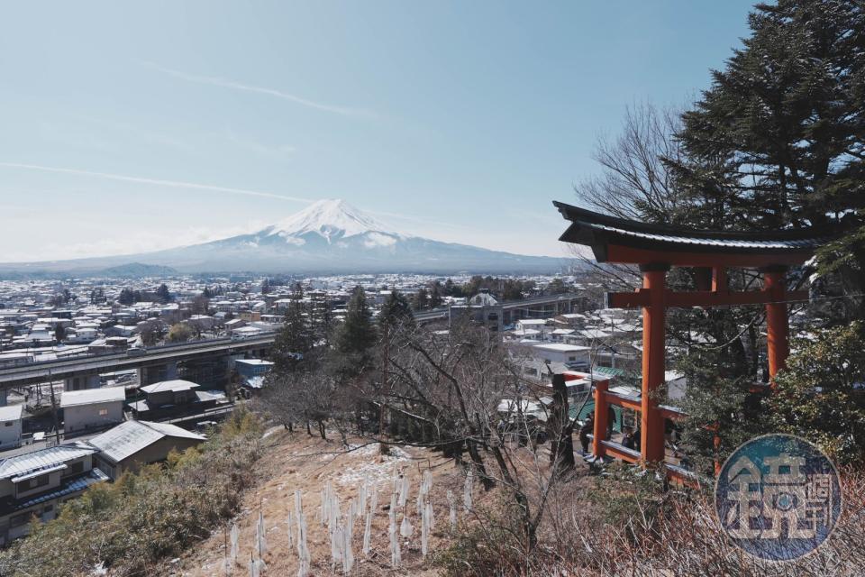 富士山這幾年出現不過夜「彈丸登山」等亂象，山梨縣政府已出手要解決這類「觀光公害」。（示意圖）