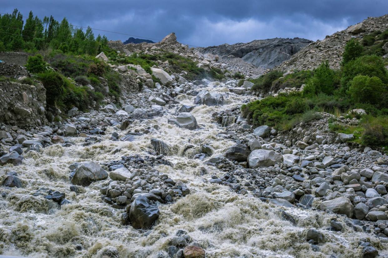 La fusión de los glaciares puede dar lugar a avenidas repentinas de agua y escombros. <a href="https://www.shutterstock.com/es/image-photo/glacial-lake-outburst-flood-glof-2177052421" rel="nofollow noopener" target="_blank" data-ylk="slk:Naveedroy / Shutterstock;elm:context_link;itc:0;sec:content-canvas" class="link ">Naveedroy / Shutterstock</a>