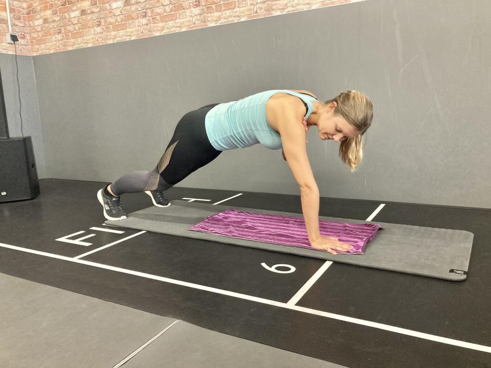 Eine weitere Planking-Variante: Shoulder Taps fordern die Stabilität des Körpers heraus und trainieren die Bauchmuskeln. - Copyright: Julia Poggensee