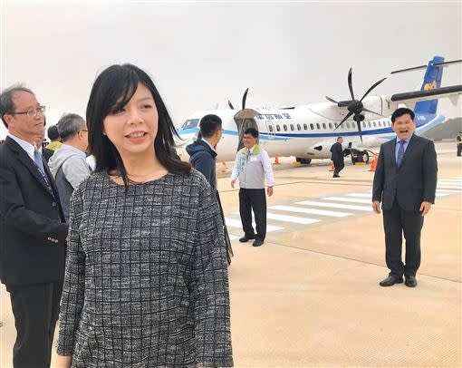 洪慈庸挺著肚子視察台中國際機場過夜停機坪啟用。（圖／翻攝自林佳龍臉書）