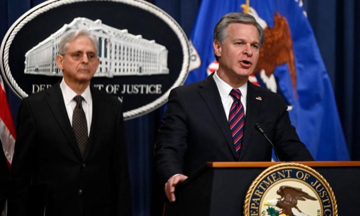 Le directeur du FBI Christopher Wray et le procureur général américain Merrick Garland lors d'une conférence de presse en janvier 2023.